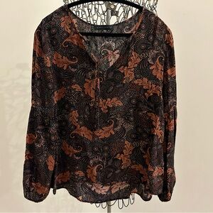Sanctuary small flowy peasant top with cuffs at long sleeves.